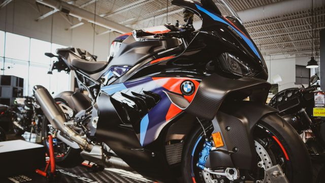 レーシングストライプが特徴のBMWバイク