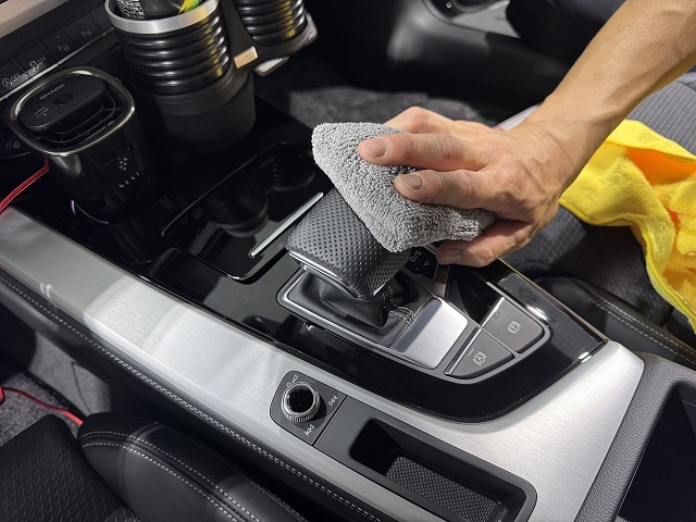 アウディA5にカーコーティングの施工中