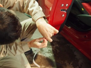 アバルト500に断熱フィルムフロントセットドアエッジガード＋ドアノブガード 施工中1