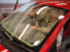 アバルト500に断熱フィルムフロントセットドアエッジガード＋ドアノブガード 施工中2