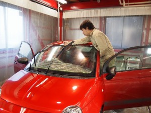 アバルト500に断熱フィルムフロントセットドアエッジガード＋ドアノブガード 施工中3