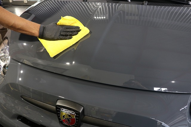アバルト595 カーコーティング 施工中
