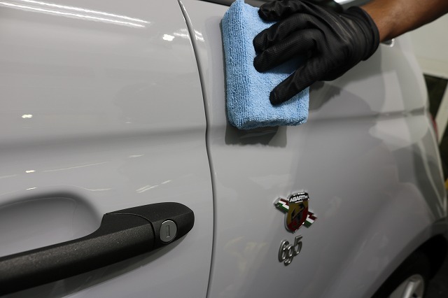 アバルト695エッセエッセ セラミックコーティング 施工中 - トータルカービューティIIC アバルト695エッセエッセ セラミックコーティング 施工中