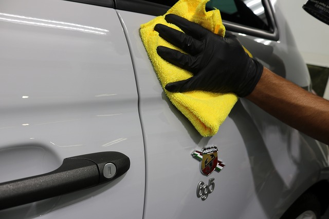 アバルト695エッセエッセ セラミックコーティング 施工中2 - トータルカービューティIIC アバルト695エッセエッセ セラミックコーティング 施工中2