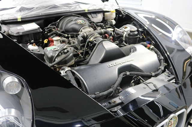 アルファロメオ８Cにカーコーティングセラミックプロ9H エンジンルーム