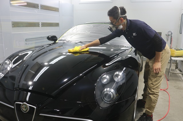 アルファロメオ８Cにカーコーティングセラミックプロ9H施工中