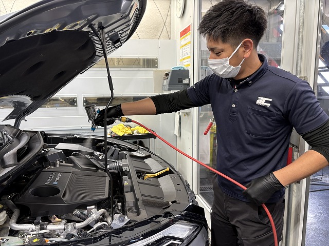 日産 エクストレイル 川崎市　エンジンルームコーティング塗布中