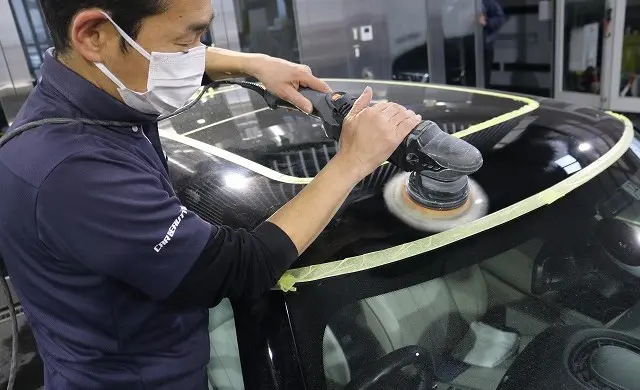 クロスオーバーのルーフ部分を磨いている様子