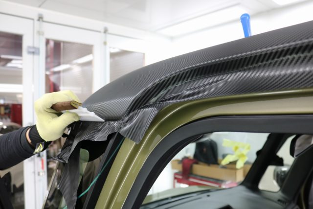 ダイハツウェイクに カーボンラッピング 施工中
