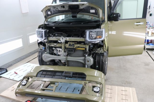 ダイハツウェイクに カーボンラッピング 施工中2