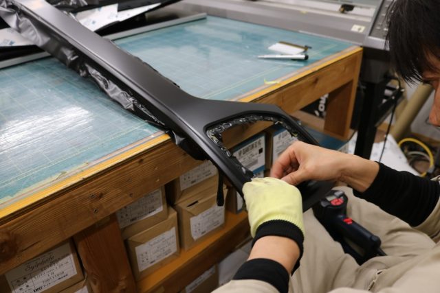 ダイハツウェイクに カーボンラッピング 施工中3