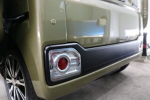 ダイハツウェイクに カーボンラッピング 施工完了中