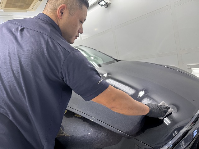 テスラモデルYにカーコーティングの施工 施工中