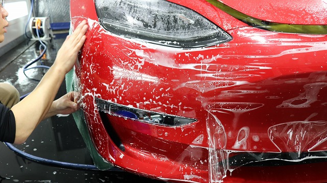 テスラモデル３にプロテクションフィルム施工 施工中1