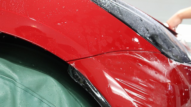 テスラモデル３にプロテクションフィルム施工 施工中2