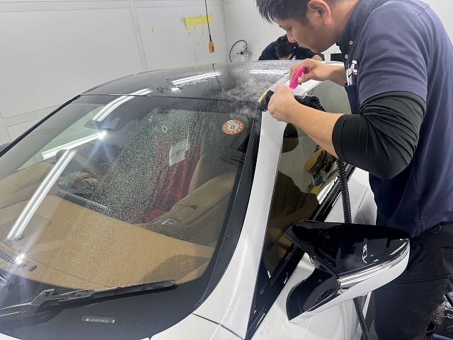 ピラー 1 - トータルカービューティIIC レクサス LC500 葛飾区 ピラー プロテクションフィルム貼り付けの様子