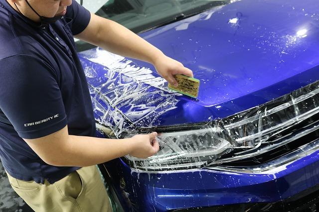 フォルクスワーゲンティグアンにプロテクションフィルム施工中3