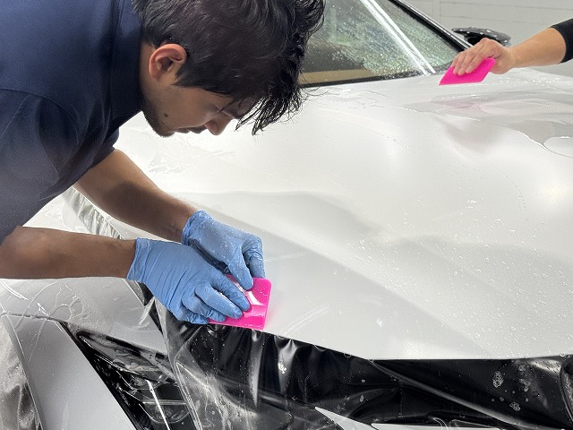 ボンネット - トータルカービューティIIC レクサス LC500 葛飾区 プロテクションフィルム貼り付けの様子