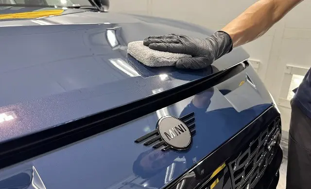 ボンネットにコーティング剤を塗布している様子