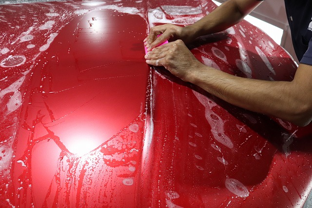 マセラティ レヴァンテ ボンネットにプロテクションフィルム施工中1 - トータルカービューティIIC マセラティ レヴァンテ ボンネットにプロテクションフィルム施工中1