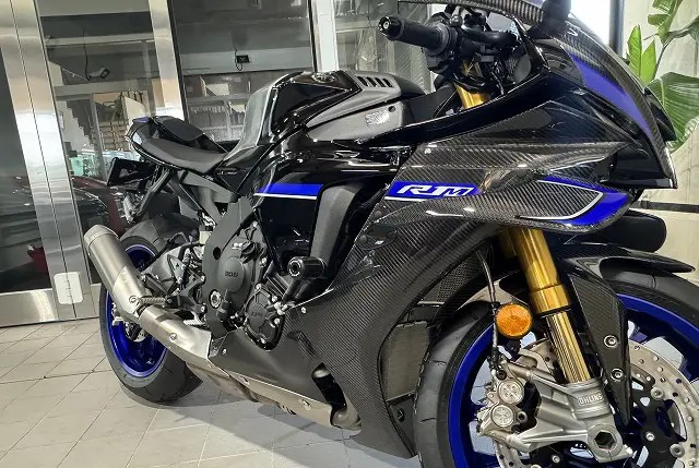 ヤマハ・YZF-R1Mにセラミックコーティングを施工