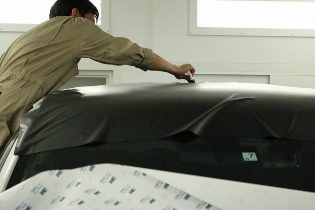 三菱アウトランダーのルーフにカーボンフィルム施工 5