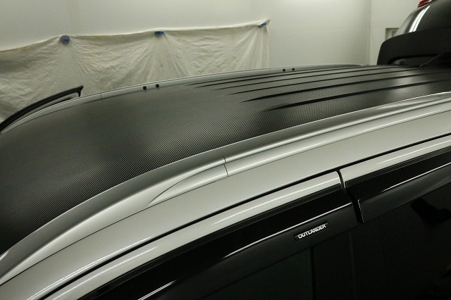 三菱アウトランダーのルーフにカーボンフィルム施工 完了 - トータルカービューティIIC 三菱アウトランダーのルーフにカーボンフィルム施工 完了