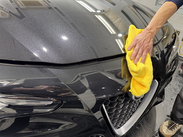 アルファロメオ ジュリア　つくば市　セラミックコーティング拭き上げ中