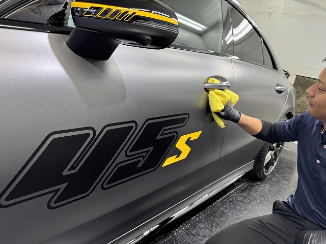 メルセデスベンツCLA45　新宿区　セラミックコーティング拭き上げ中