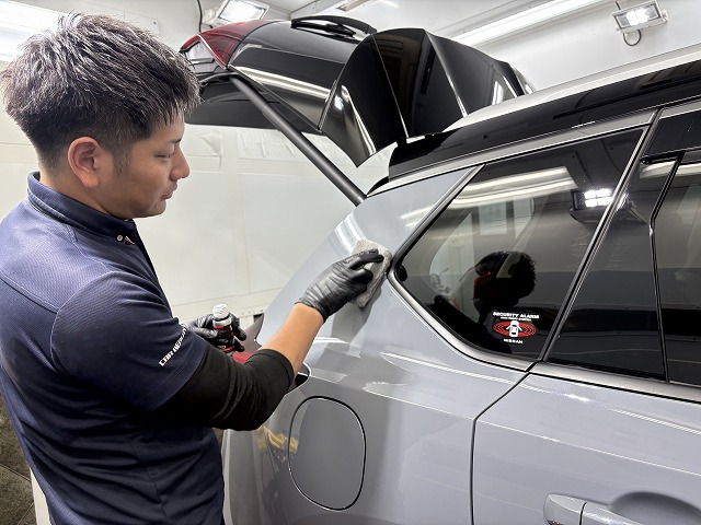 日産 エクストレイル 川崎市　セラミックコーティング塗布中
