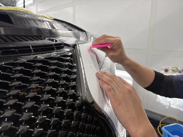 施工中0127 1 - トータルカービューティIIC レクサス LC500 葛飾区 フロントバンパープロテクションフィルム貼り付けの様子