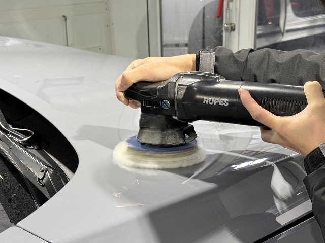 日産 エクストレイル 川崎市　研磨作業中