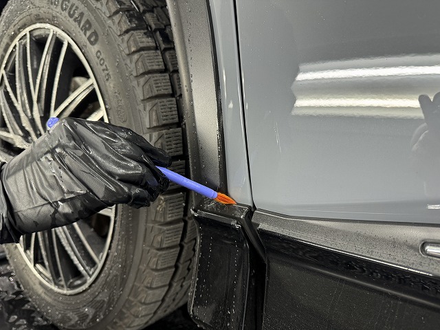 日産 エクストレイル 川崎市　洗車時の細部洗浄の様子