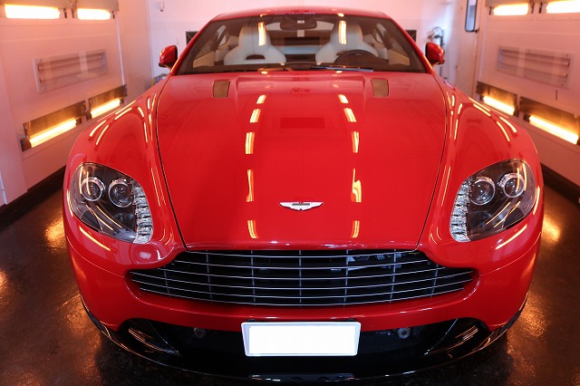 赤のアストンマーティンV8Vantage カーコーティング 遠赤ブース - トータルカービューティIIC 赤のアストンマーティンV8Vantage カーコーティング 遠赤ブース