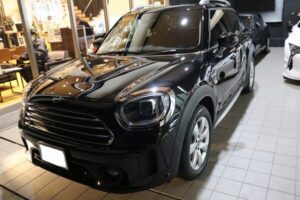 黒のミニクロスオーバーにカーコーティング施工