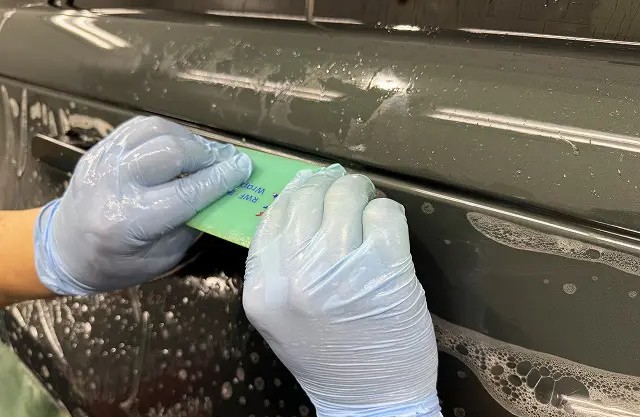 こまかい隙間などに合わせてプロテクションフィルムを貼っている様子