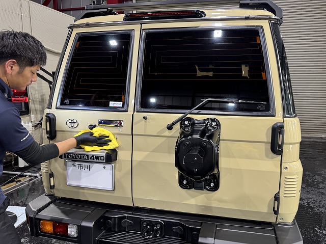 トヨタ ランドクルーザー70　市川市　セラミックコーティング拭き上げの様子