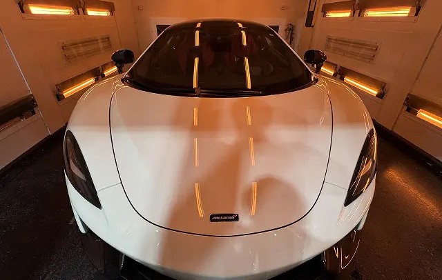 マクラーレン 570Sにコーティング施工している様子