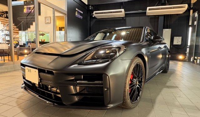 ポルシェ・パナメーラGTSのマットフィルム施工完成後の写真