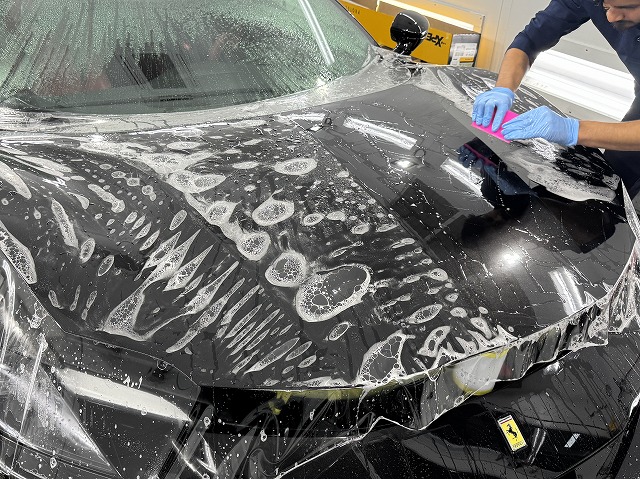 フェラーリ 296GTS 　中野区　プロテクションフィルム貼り付けの様子