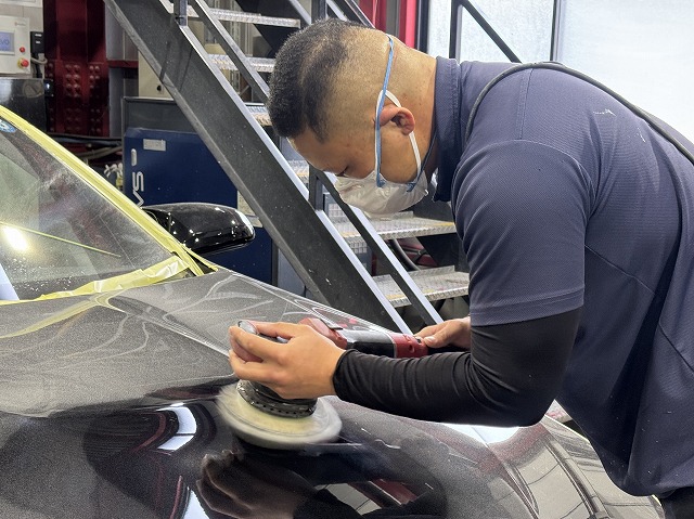 014 - トータルカービューティIIC BMW M4 市川市 研磨の様子