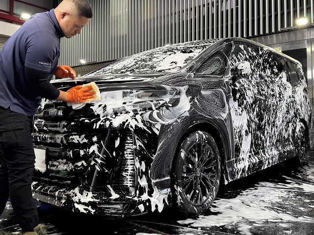 トヨタ ヴェルファイア　船橋市　洗車の様子