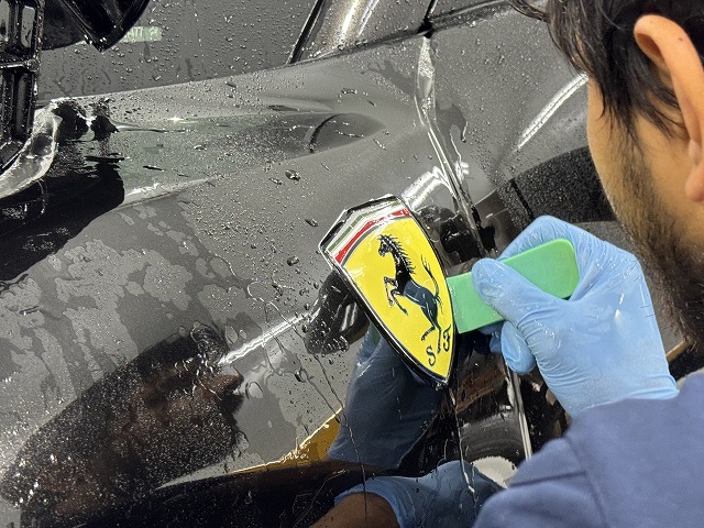 フェラーリ 296GTS 　中野区　プロテクションフィルム貼り付けの様子