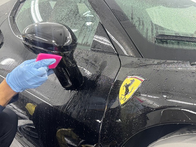 フェラーリ 296GTS 　中野区　プロテクションフィルム貼り付けの様子