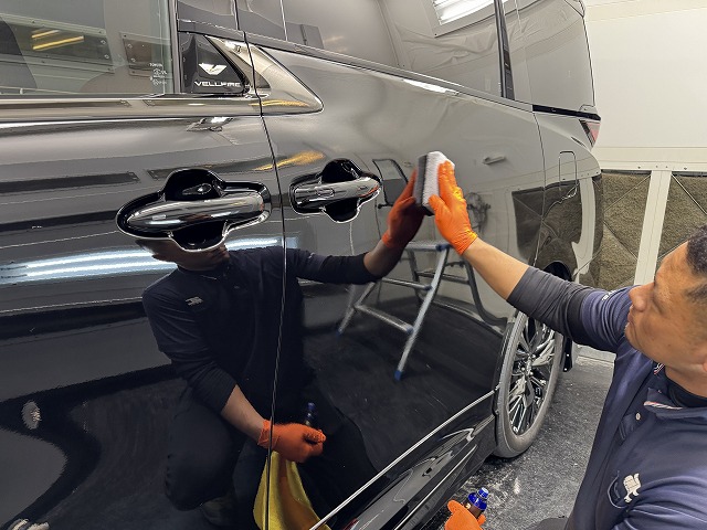 トヨタ ヴェルファイア　船橋市　セラミックコーティング塗布の様子