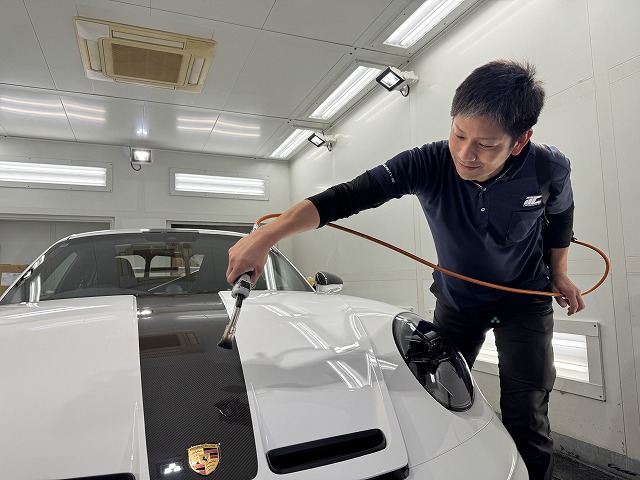 ポルシェ 911GT3 武蔵野市　ガスプライマー処理作業中
