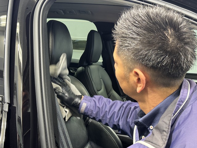 061 - トータルカービューティIIC ボルボ CX60 浦安市 レザーシートコーティング塗布中