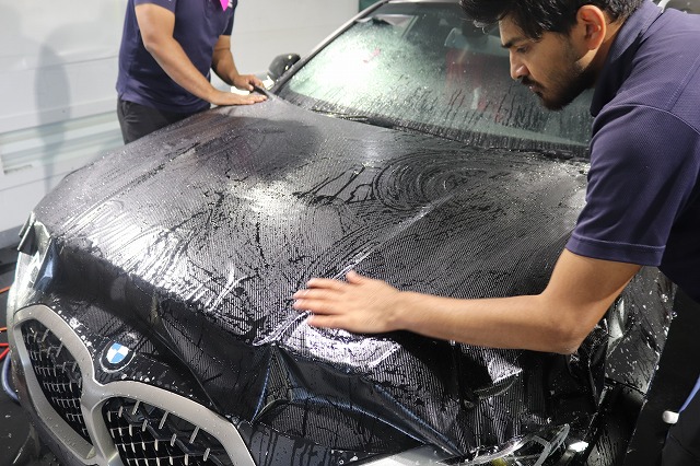 BMW M135i ボンネットにプロテクションフィルム施工中1