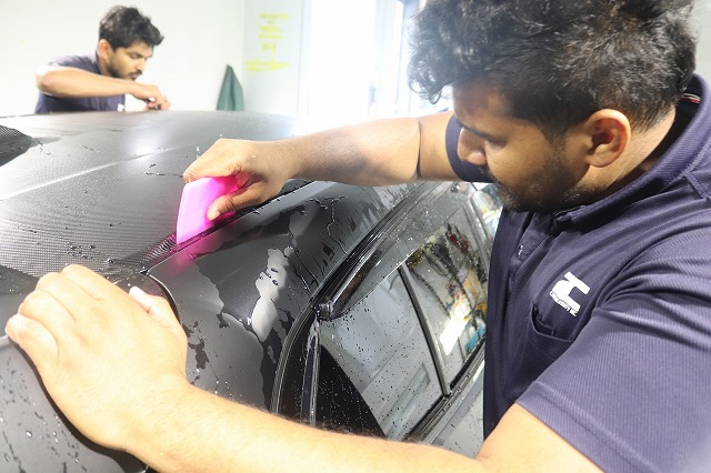 BMW M135i ボンネットにプロテクションフィルム施工中2