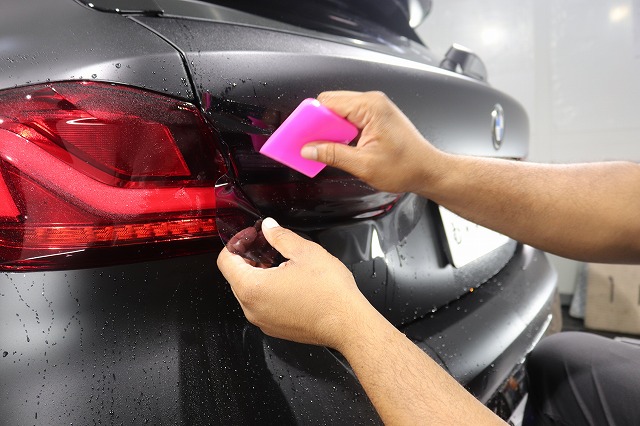 BMW M135i ボンネットにプロテクションフィルム施工中3